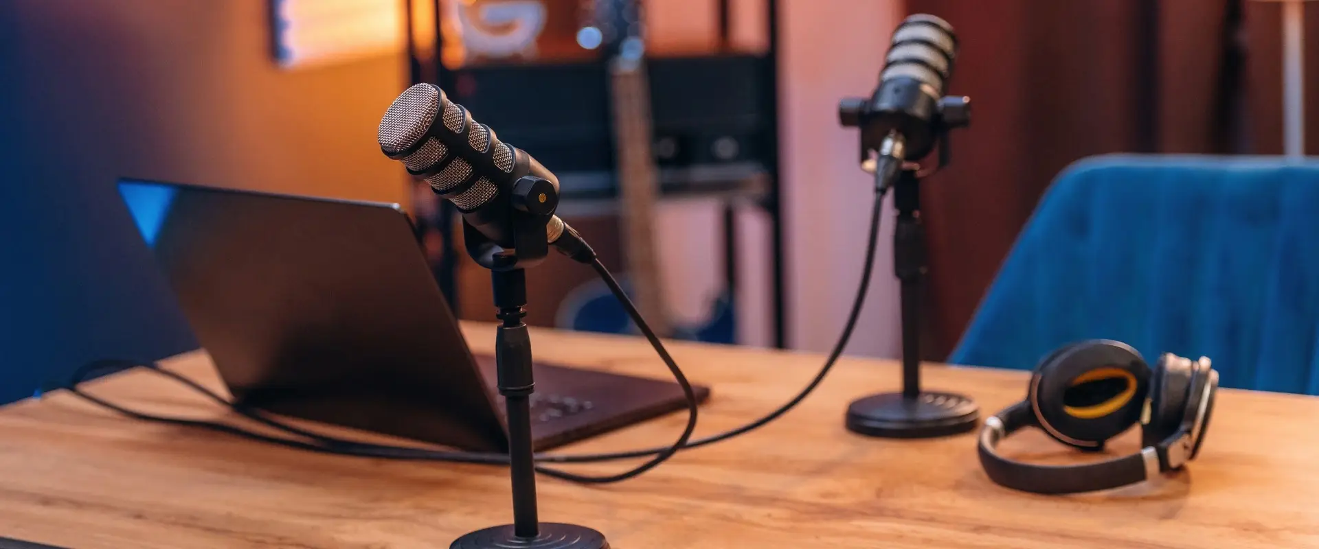 scrivania con due microfoni per registrare un podcast